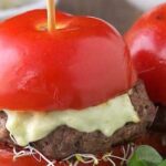 Hamburger di pomodori e avocado